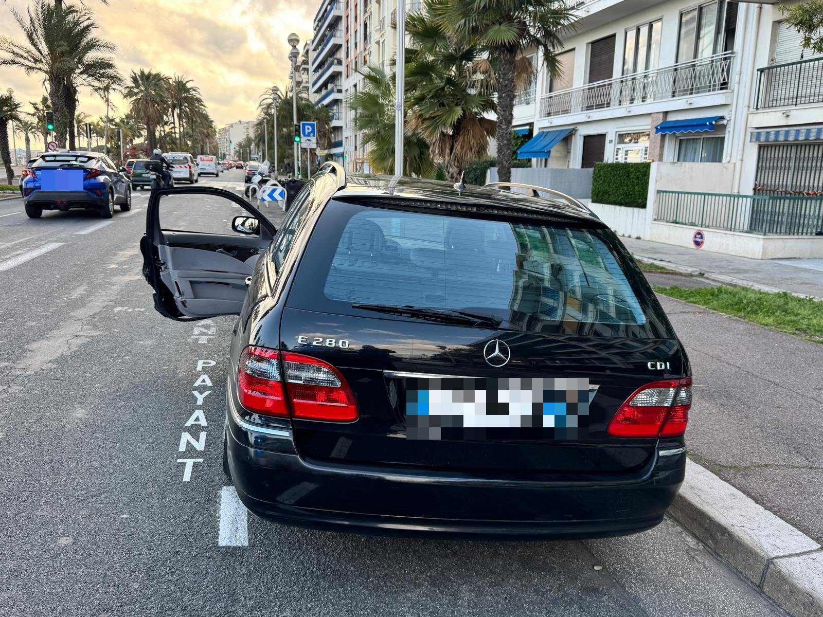 Enlèvement d'une voiture rachetée sur la Promenade des Anglais à Nice