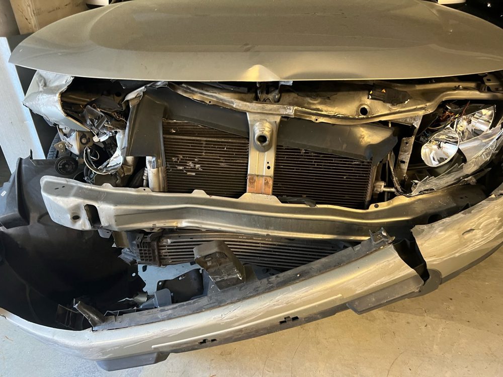 Choc avant sur un véhicule accidenté racheté en l'état